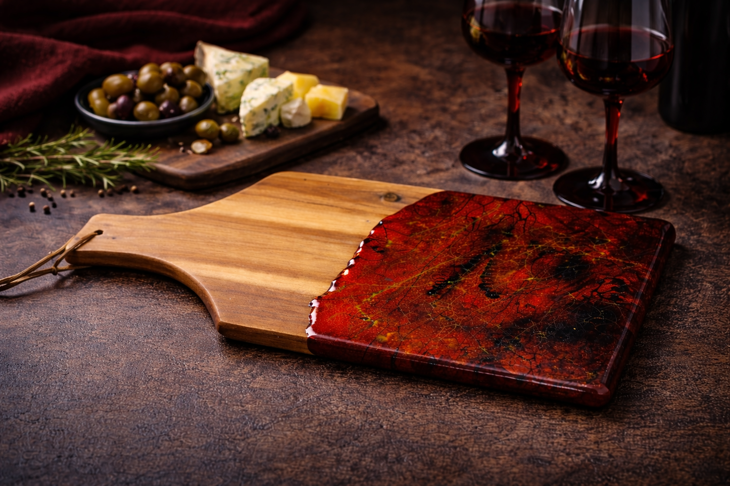 Dark Romance Resin Servierbrett aus Akazienholz | Handgemachtes Schneidebrett | Rot Schwarz Gold | Luxury Home Decor | Geschenkidee | Unikat