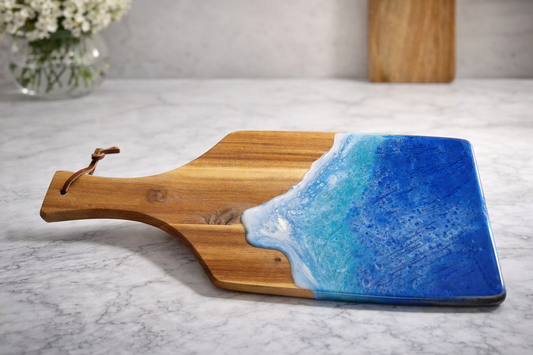 Ocean Resin Servierbrett aus Akazienholz | Handgemachtes Schneidebrett | Coastal Home Decor | Geschenk für die Küche | Unikat | Epoxidharz