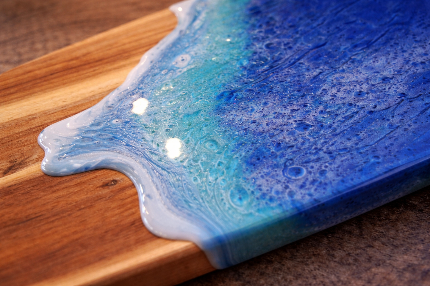 Ocean Resin Servierbrett aus Akazienholz | Handgemachtes Schneidebrett | Coastal Home Decor | Geschenk für die Küche | Unikat | Epoxidharz