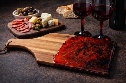 Dark Romance Resin Servierbrett aus Akazienholz | Handgemachtes Schneidebrett | Rot Schwarz Gold | Luxury Home Decor | Geschenkidee | Unikat
